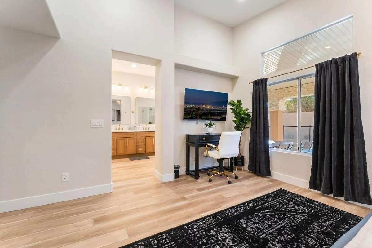 Holiday home New! Spacious Vegas Oasis W Pool Sauna Las Vegas